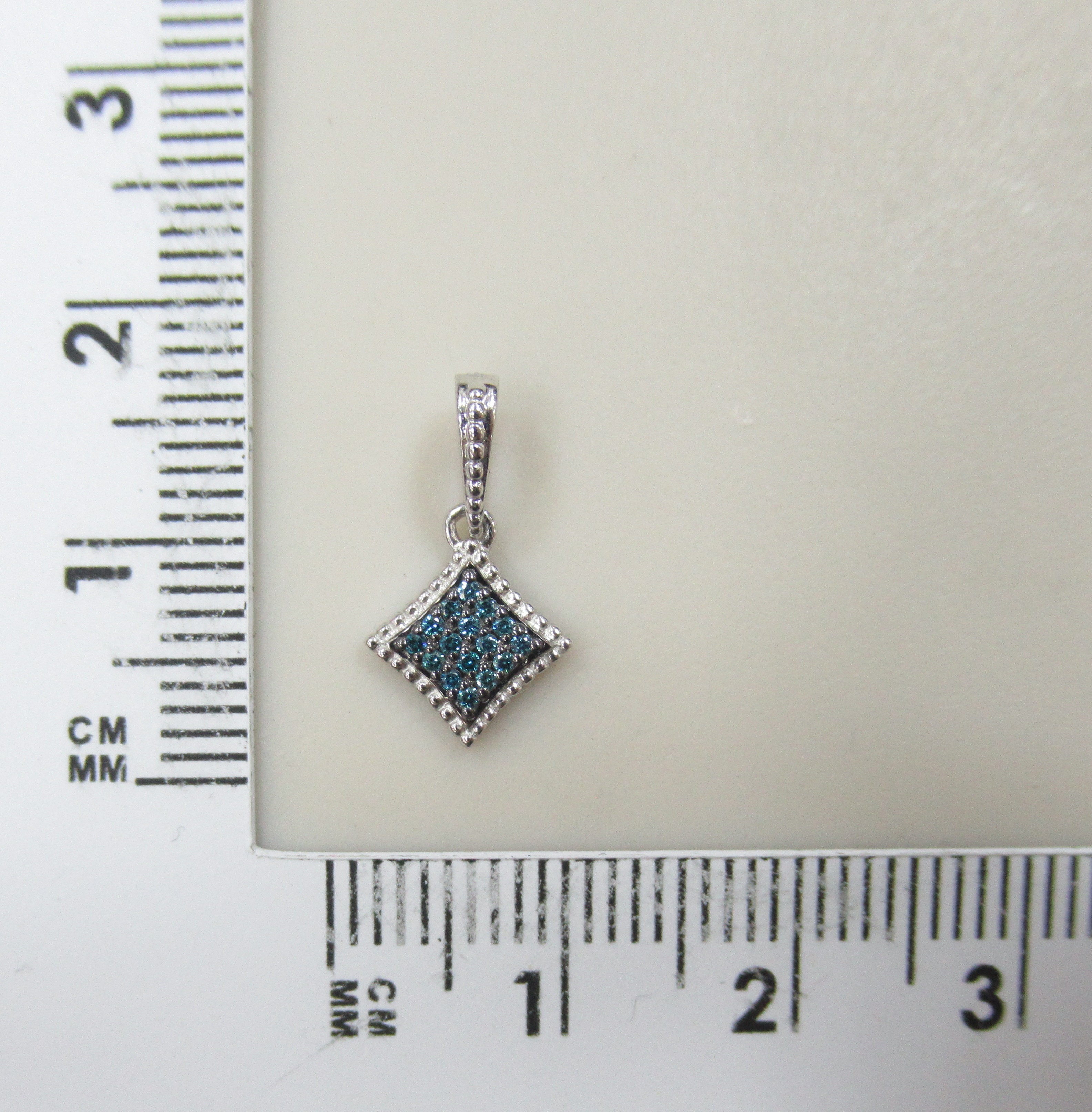 Подвеска из белого золота с голубыми бриллиантами